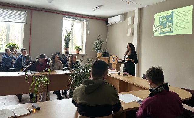 Вчителька історії Ю. Недзельська аналізує шкільний підручник "Історія: Україна і світ"